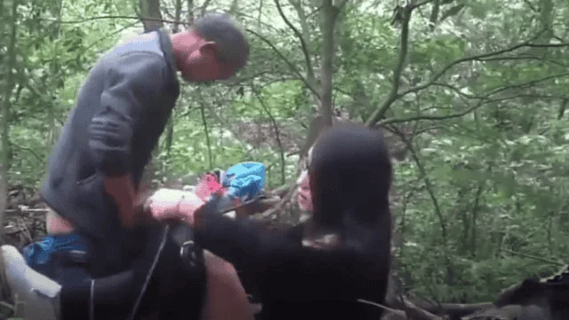 Lagi Viral Cantik Remaja Cucus Sama Bapak di Gunung